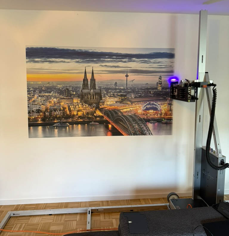 Großformatiger Wanddruck mit Kölner Skyline im Wohnbereich